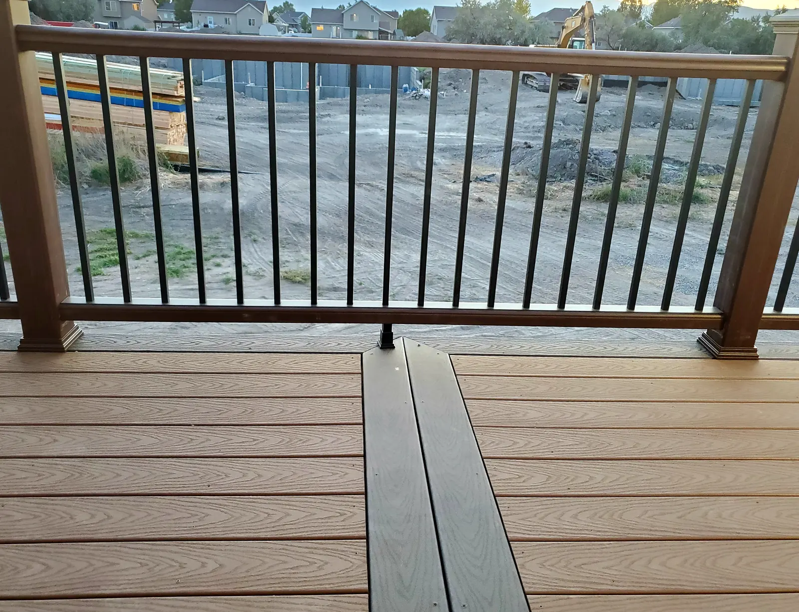 Two-tone composite decking with a contrasting border