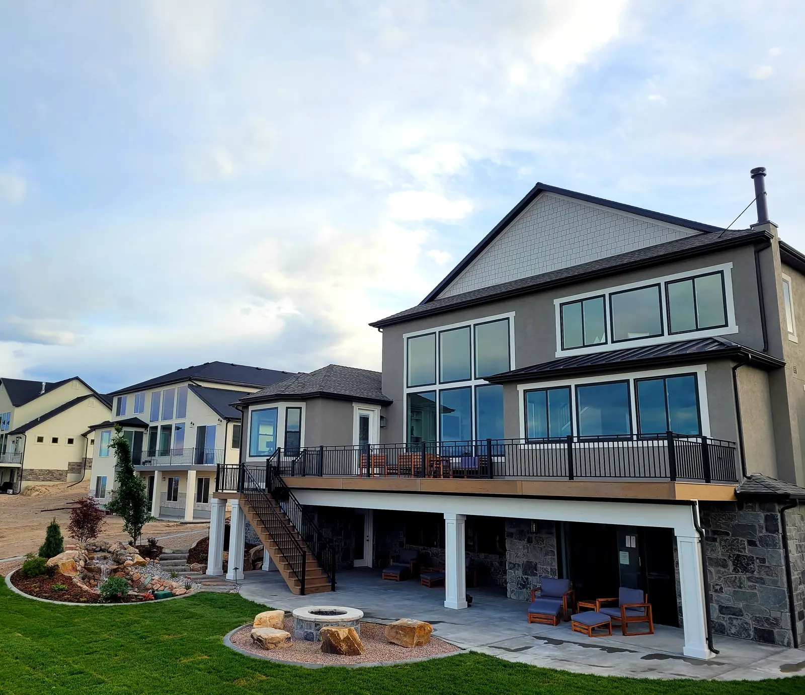 Large second-story deck with a covered patio below
