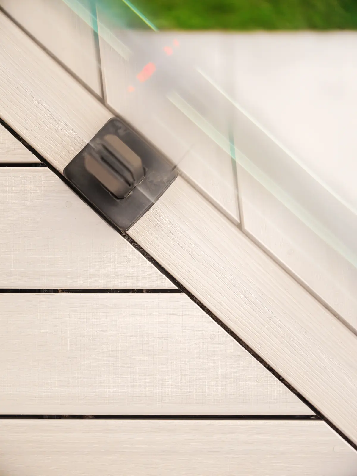 Picture-frame border detail in TimberTech French White Oak